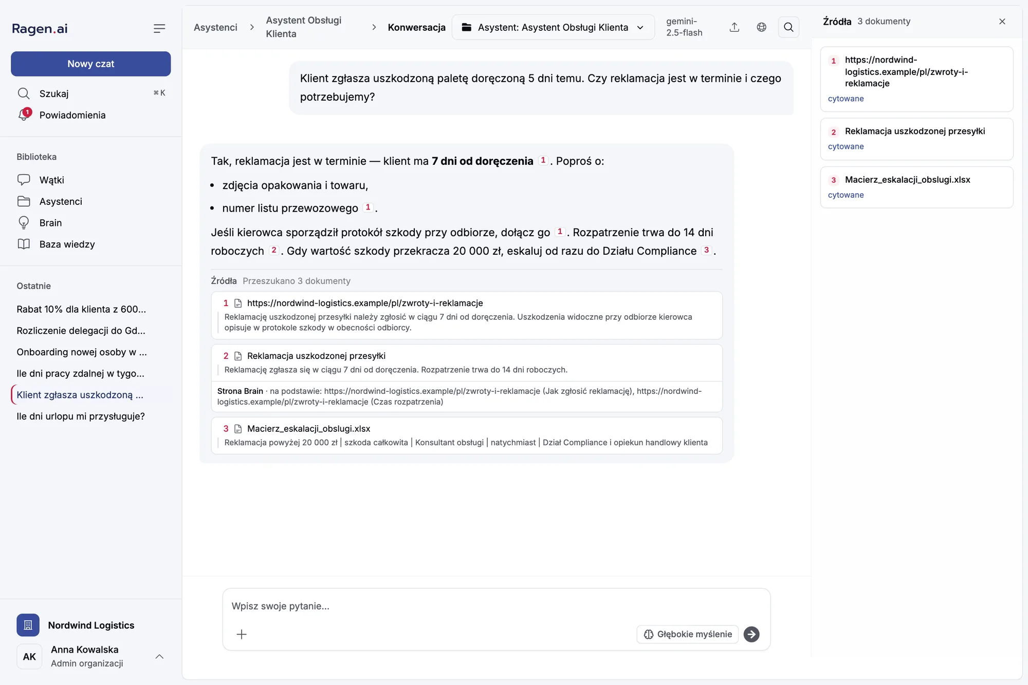 Zrzut ekranu rozmowy z Asystentem Obsługi Klienta: odpowiedź o reklamacji uszkodzonej palety cytuje stronę o zwrotach, stronę wiedzy Brain i arkusz eskalacji, a źródła są wypisane pod odpowiedzią i w panelu bocznym