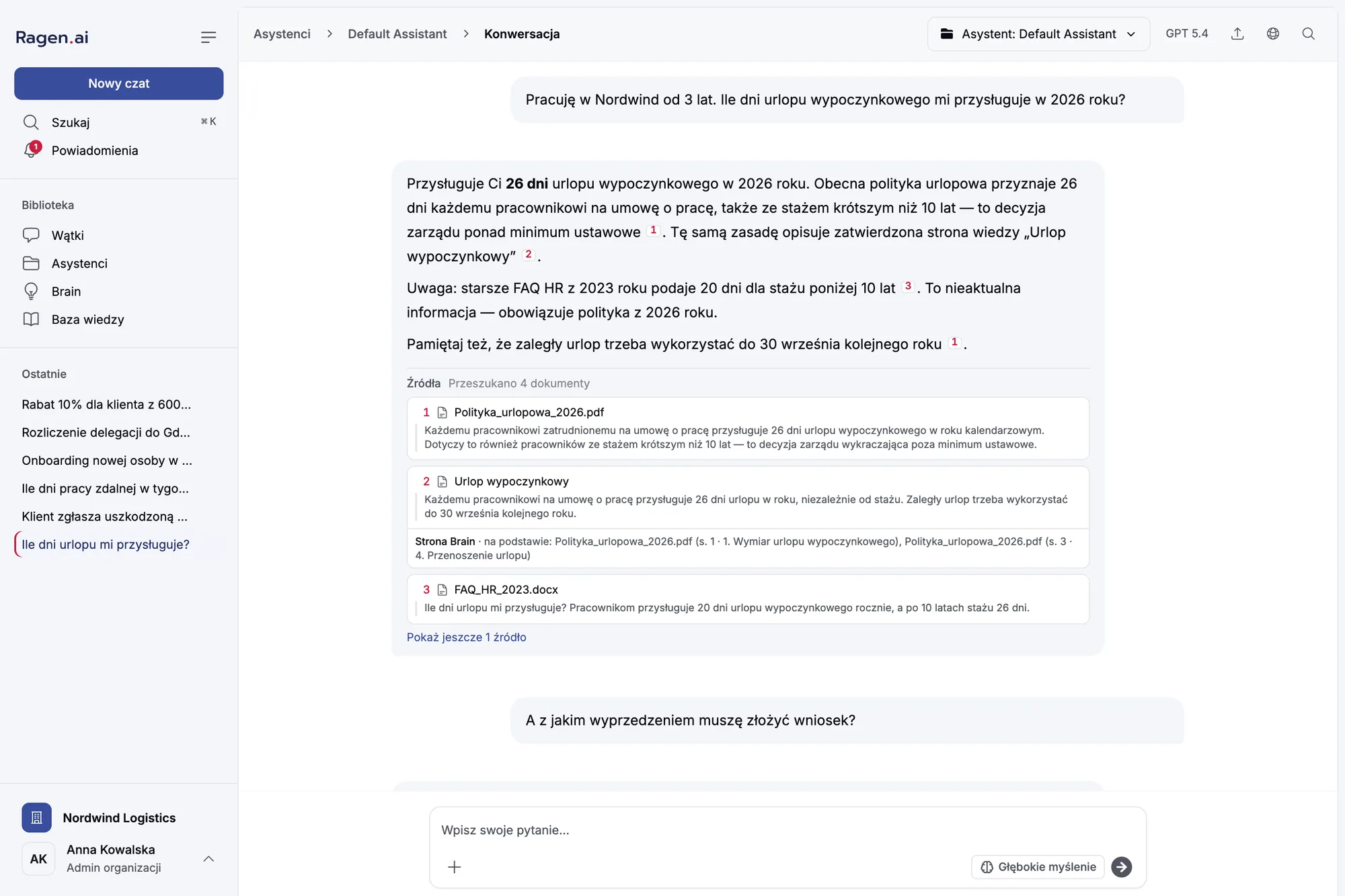 Zrzut ekranu rozmowy: pracownik pyta, ile dni urlopu mu przysługuje, a odpowiedź cytuje politykę urlopową z 2026 roku i zatwierdzoną stronę Brain oraz zaznacza, że starsze FAQ HR z 2023 roku jest nieaktualne